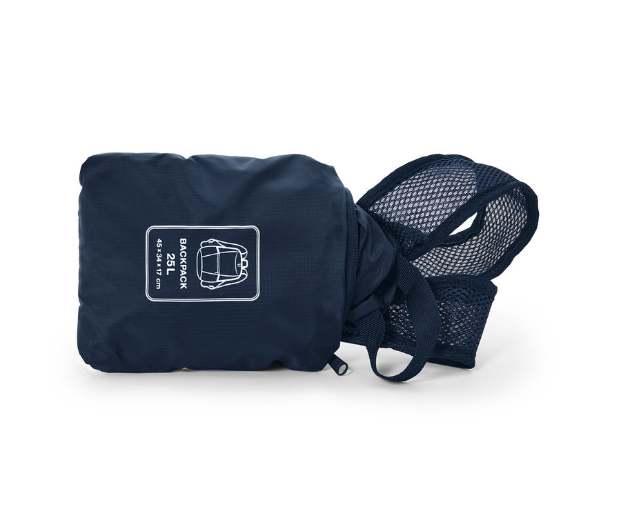 Skladací ruksak v tmavomodrej farbe.