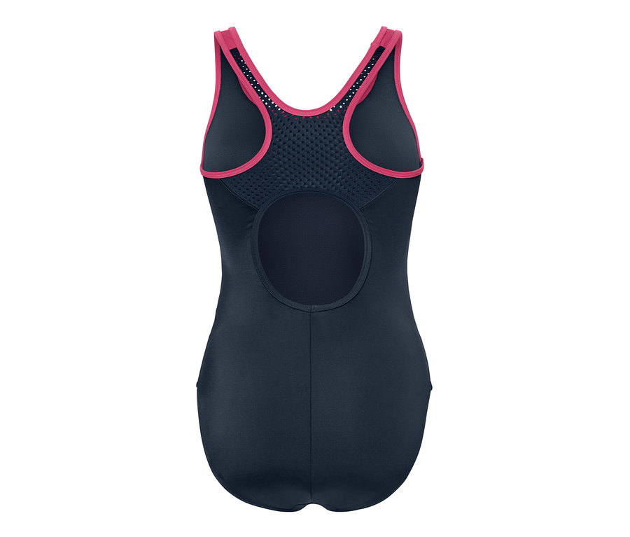 Detailný pohľad zozadu na športové jednodielne plavky s ružovým lemovaním.