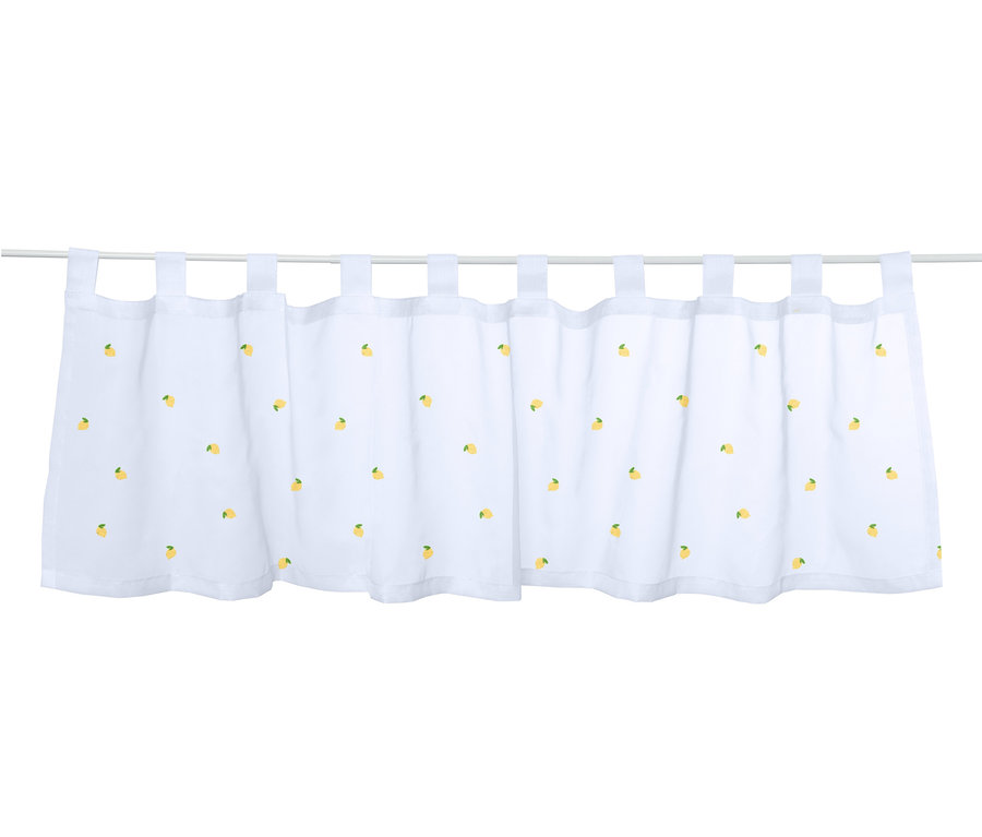 Biela krátka záclona s výšivkou s motívom citrónov, zavesená na tyči.