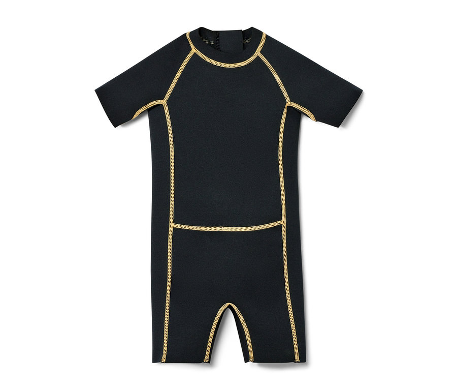 Čierny detský neoprénový oblek s krátkymi rukávmi a žltým prešívaním.