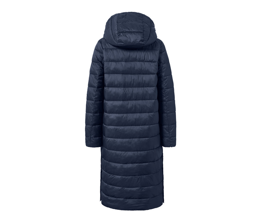 Tmavomodrý prešívaný kabát s kapucňou zozadu.