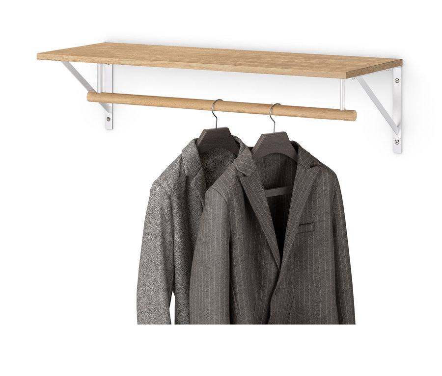 Dve bundy visia na nástennom vešiaku.