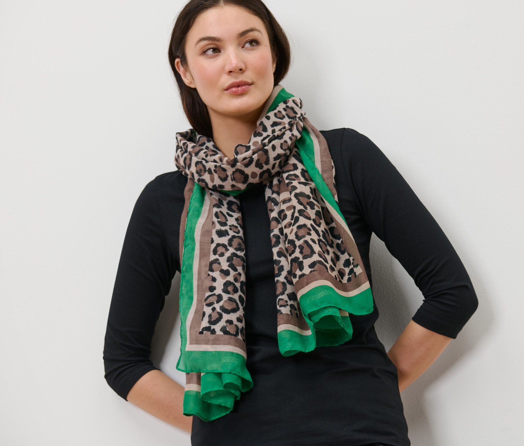 Žena má na sebe tkaný šál s potlačou.