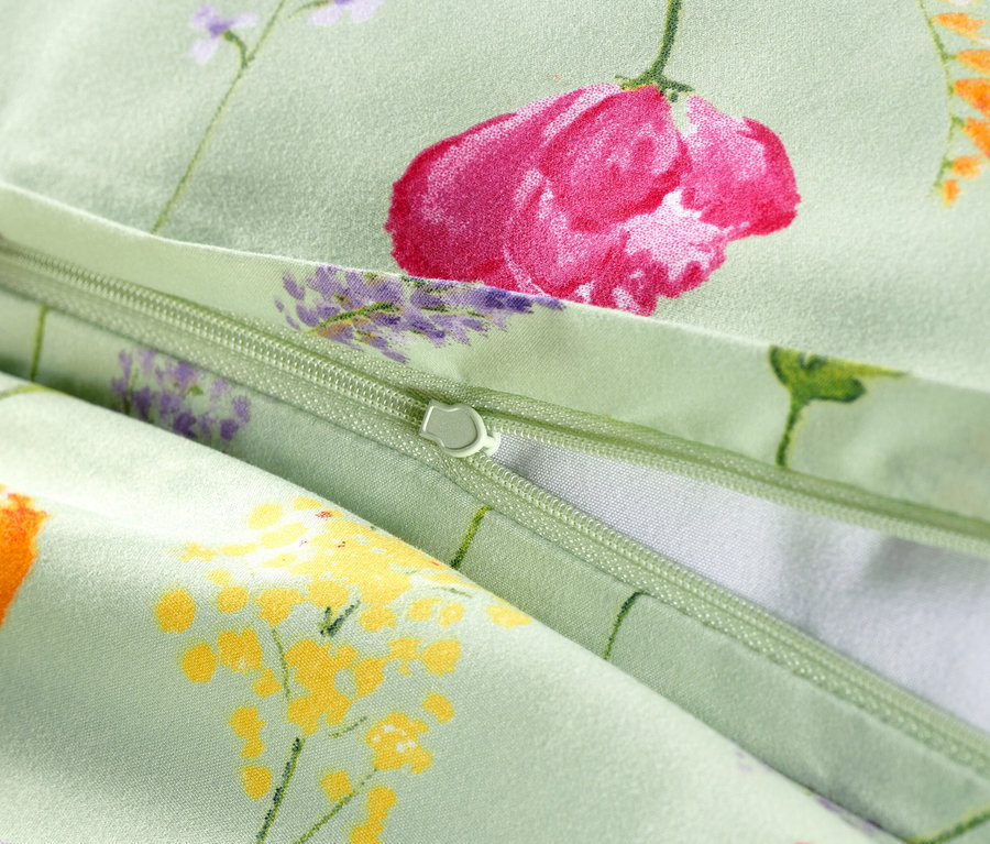 Detailný pohľad na rozopnutú posteľnú bielizeň z mikrovlákna štandardnej veľkosti s kvetinovým vzorom.