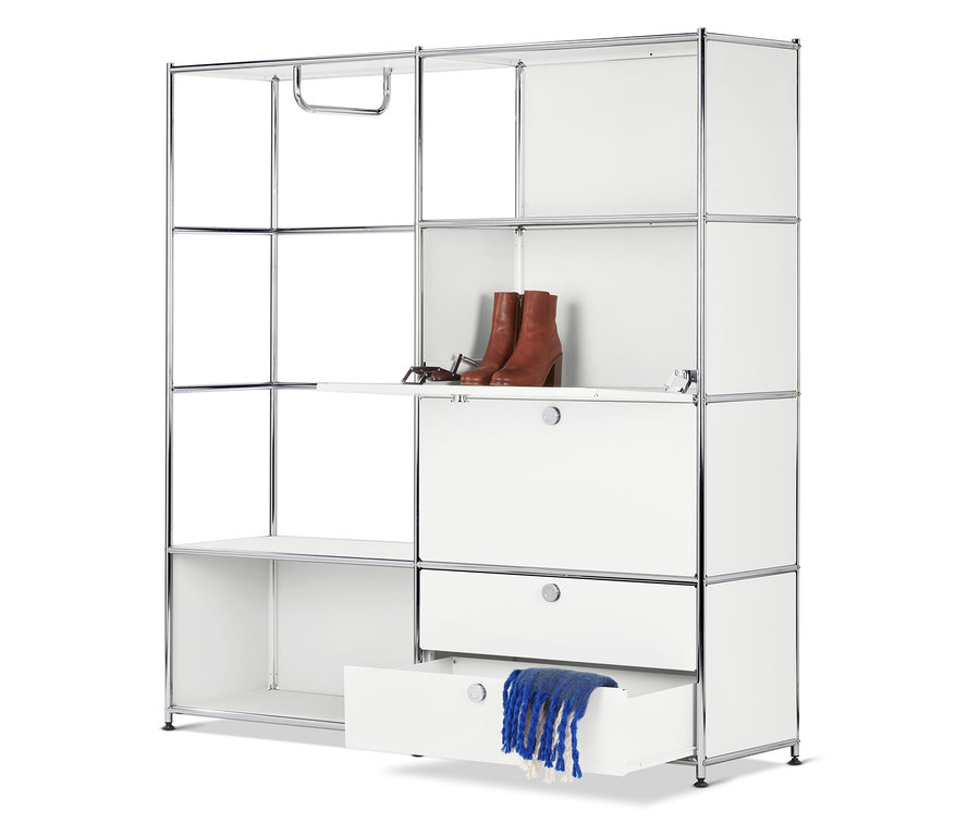 Biely modulárny úložný systém s hnedými topánkami, okuliarmi a modrým šálom.