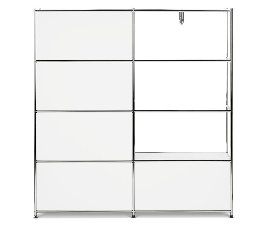 Strieborný kovový rám s bielymi panelmi.