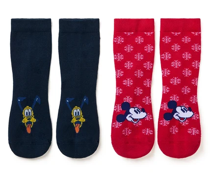 Dva páry ponožiek. Jedny tmavomodré s postavičkou Pluto a druhé červené s potlačou Mickey Mouse a snehových vločiek.
