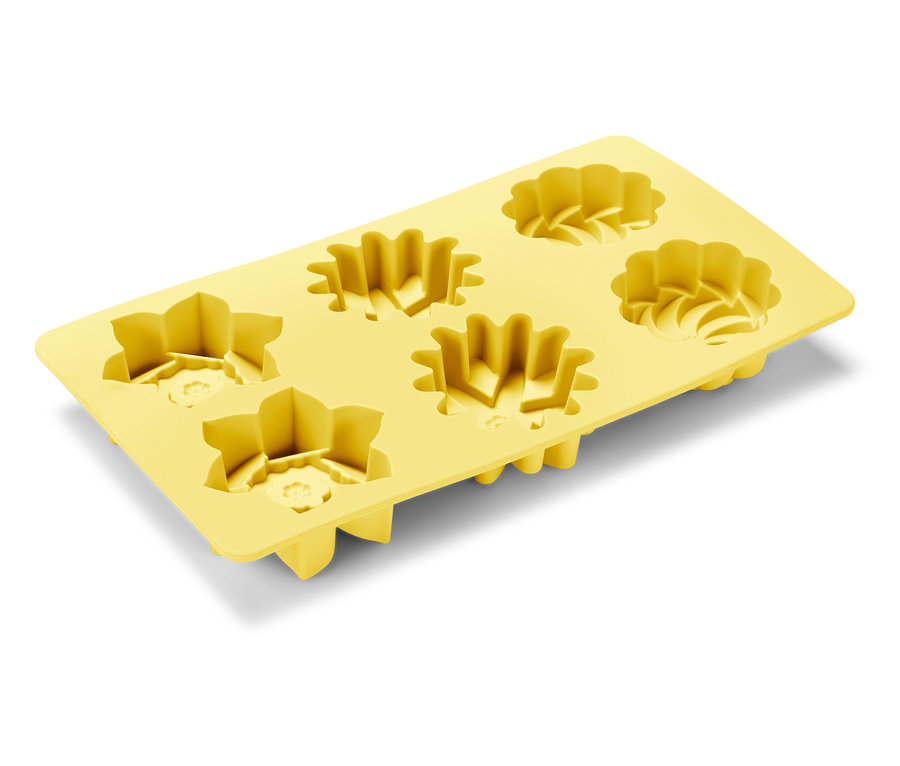 Žltá silikónová forma na ľad so šiestimi rôznymi tvarmi kvetov.