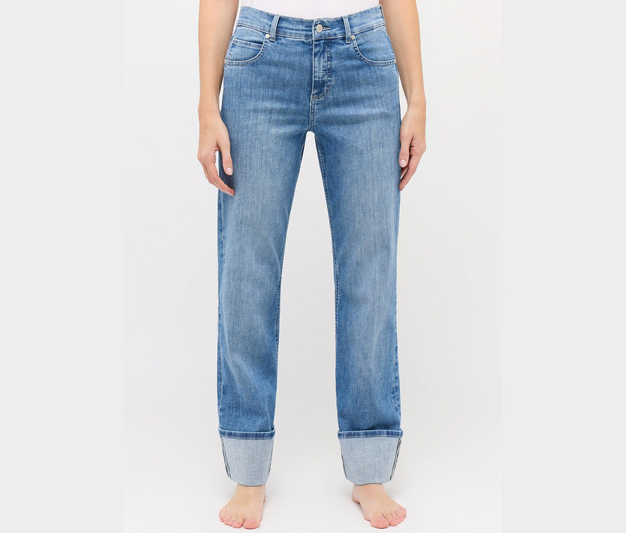 Nohy osoby v svetlomodrých džínsoch Angels »Lara« rovný strih Turn Up.