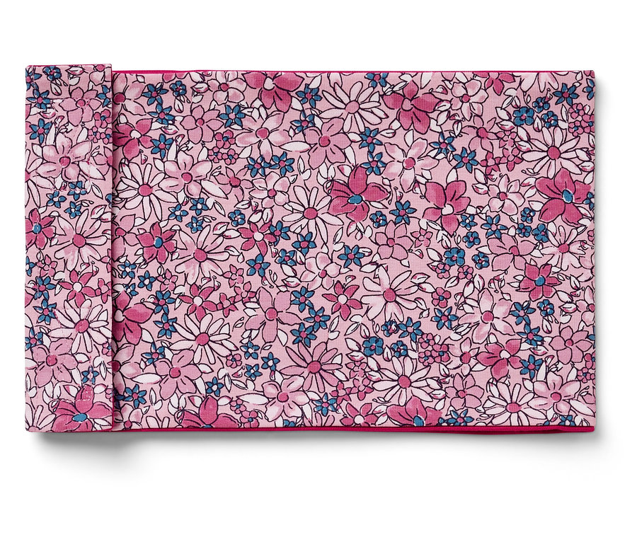 Zložený látkový obrúsok s kvetinovým vzorom v ružovej, bielej a modrej farbe.