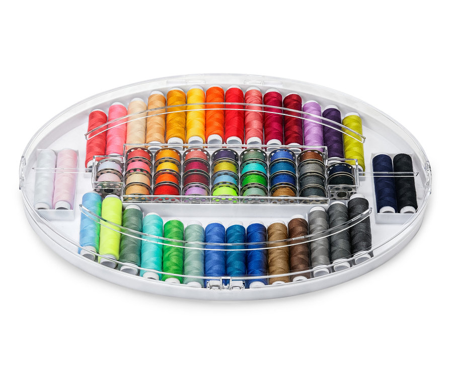 Sada farebných šijacích nití v priehľadnom oválnom puzdre.