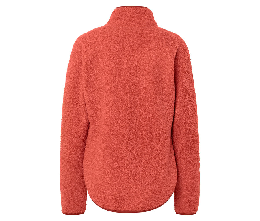 Detail zadnej strany koralovej fleecovej bundy s dlhými rukávmi a stojačikom.