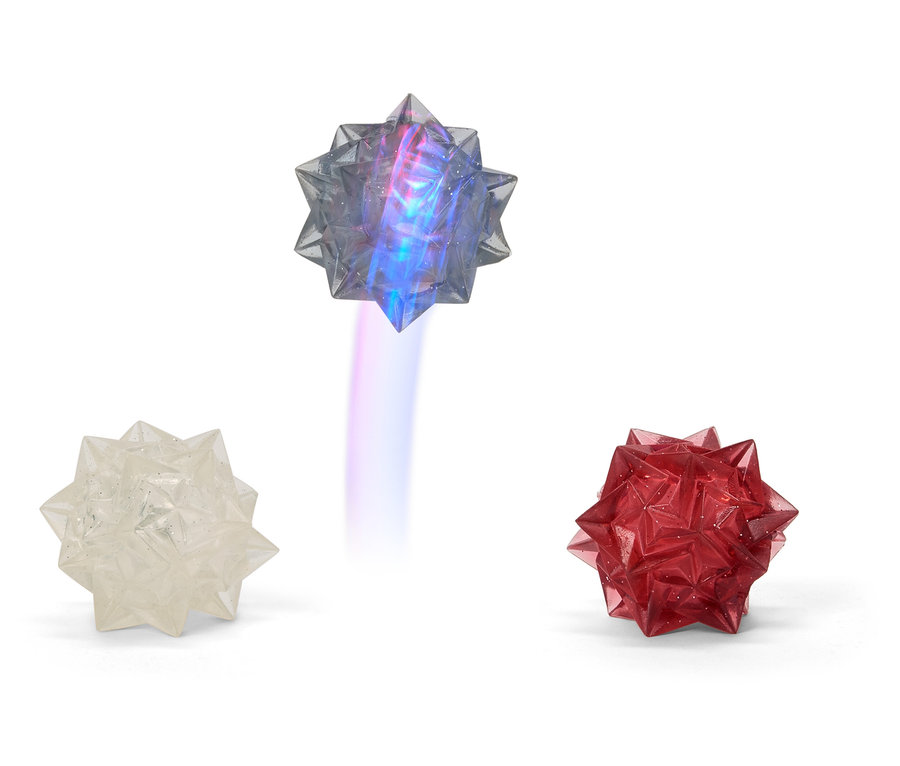 Tri hviezdy na bielom pozadí: priehľadná, červená a sivá s modrými svetlami.