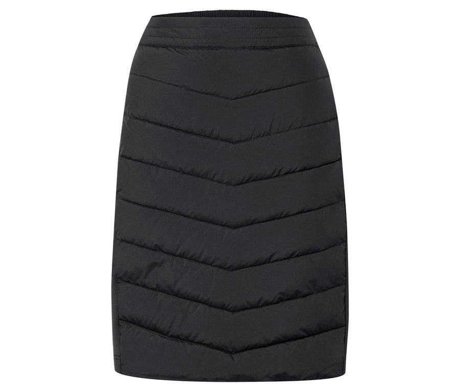 Čierna prešívaná sukňa na bielom pozadí.