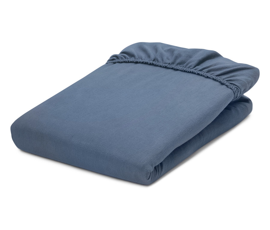 Zložená modrá plachta s gumou na bielom pozadí.