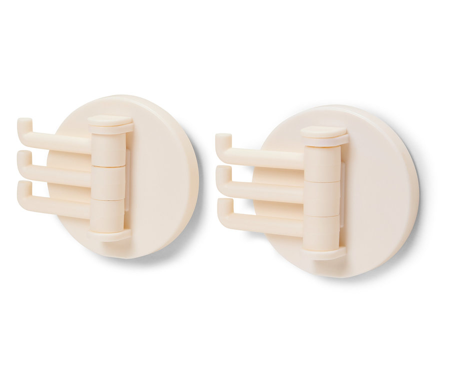 Dva krémové otočné háčiky na bielom pozadí.