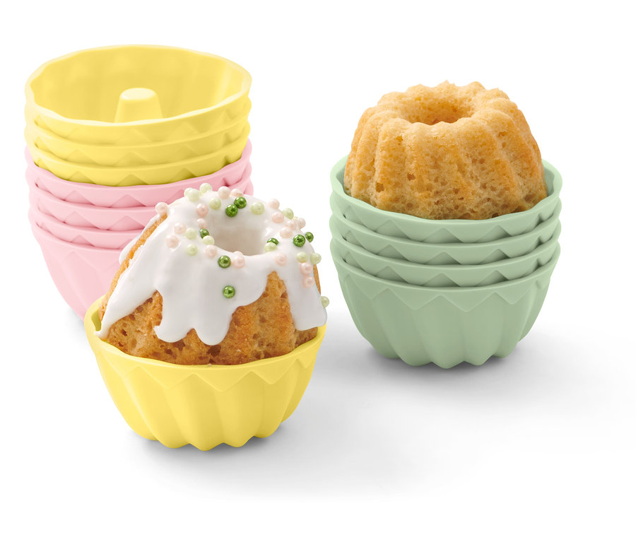 Cupcakes v silikónových formičkách v rôznych farbách.