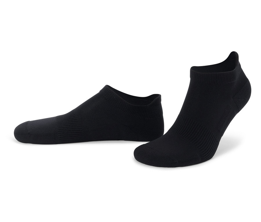 Dve čierne členkové ponožky ležia na bielom pozadí.