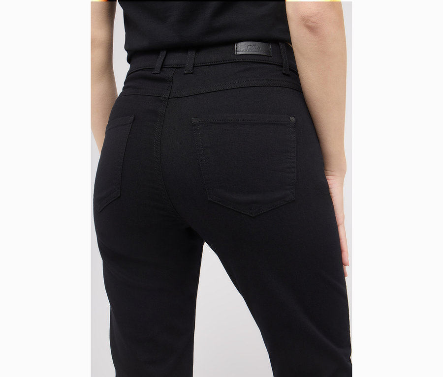 Detailný záber na zadnú časť ženy v čiernych džínsoch Angels »Lara« Straight Fit.