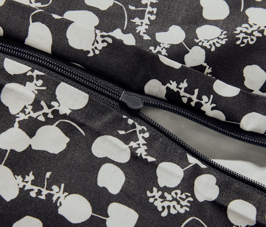 Detail čiernobielej obliečky na paplón so zipsom.