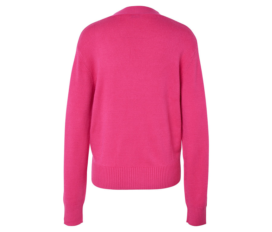 Pohľad zozadu na ružový sveter s dlhým rukávom.