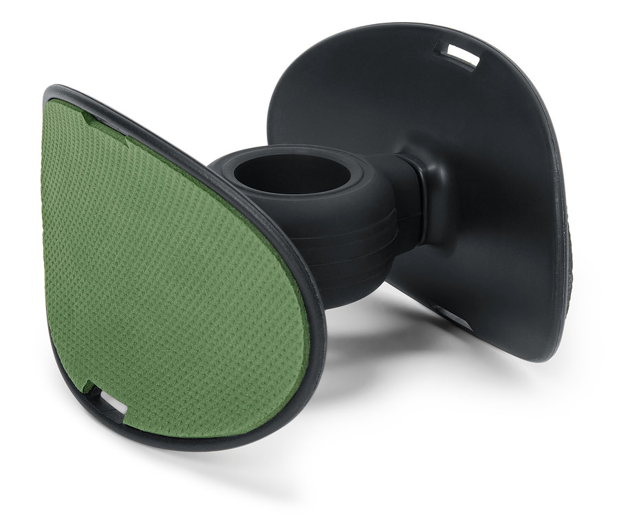 Detail čierneho držiaka so zelenou podložkou.