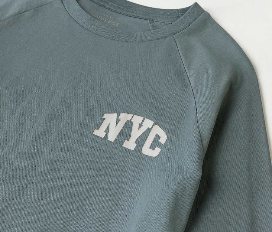 Detailný pohľad na detskú pyžamovú súpravu, 2 ks, s nápisom NYC na tričku.
