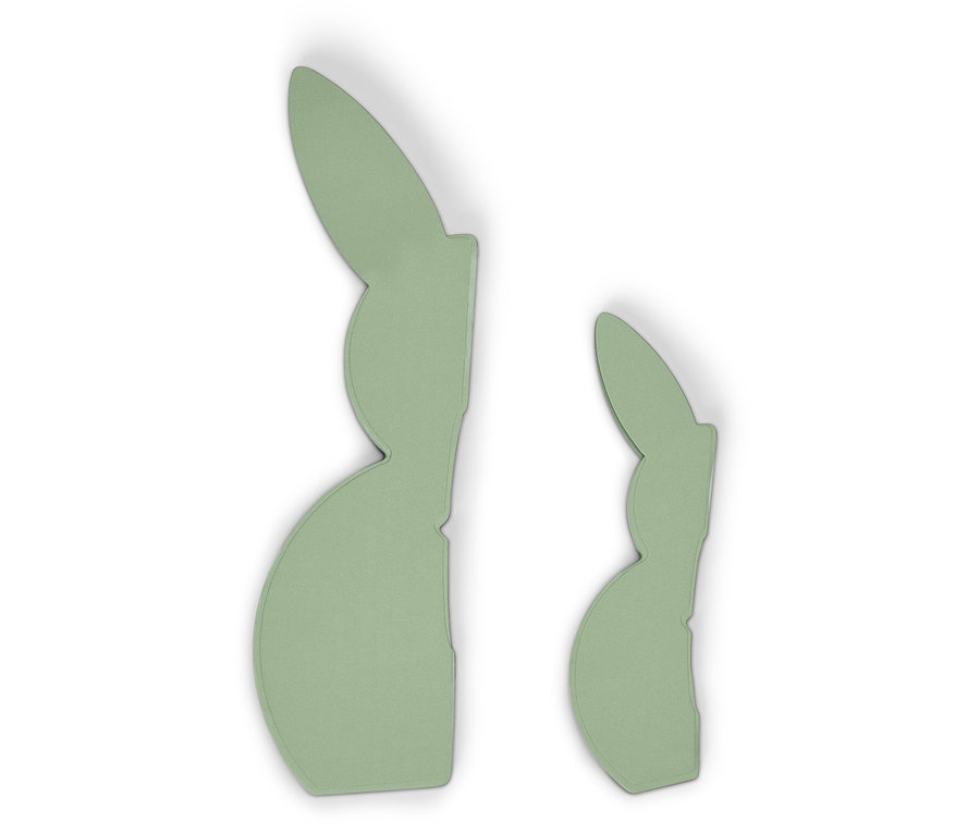 Dve svetlozelené dekorácie v tvare zajaca ležia na bielom pozadí.