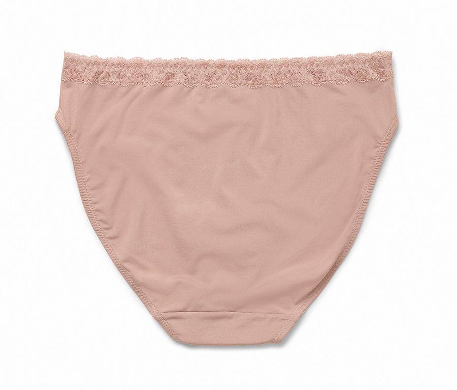 Detailný záber na jedny telové nohavičky s čipkovaným detailom v páse.