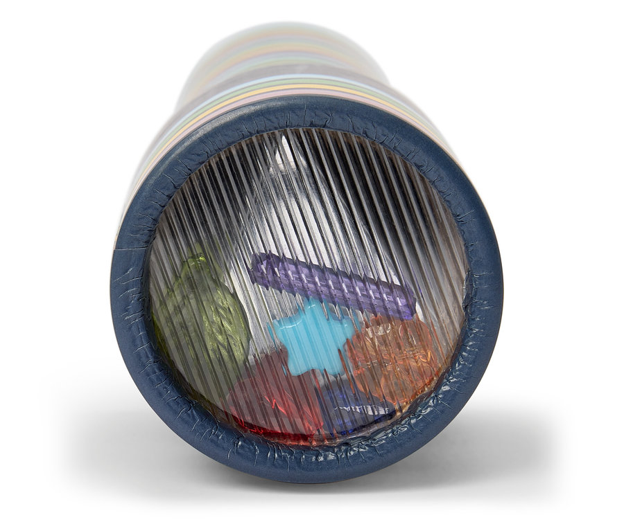 Pohľad do kaleidoskopu s farebnými, voľnými objektmi pred ryhovanými zrkadlami.