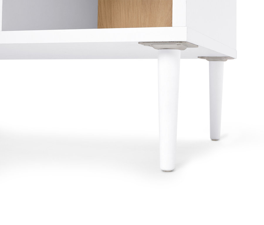 Detailný pohľad na dve biele nožičky nábytku pod bielou policou.