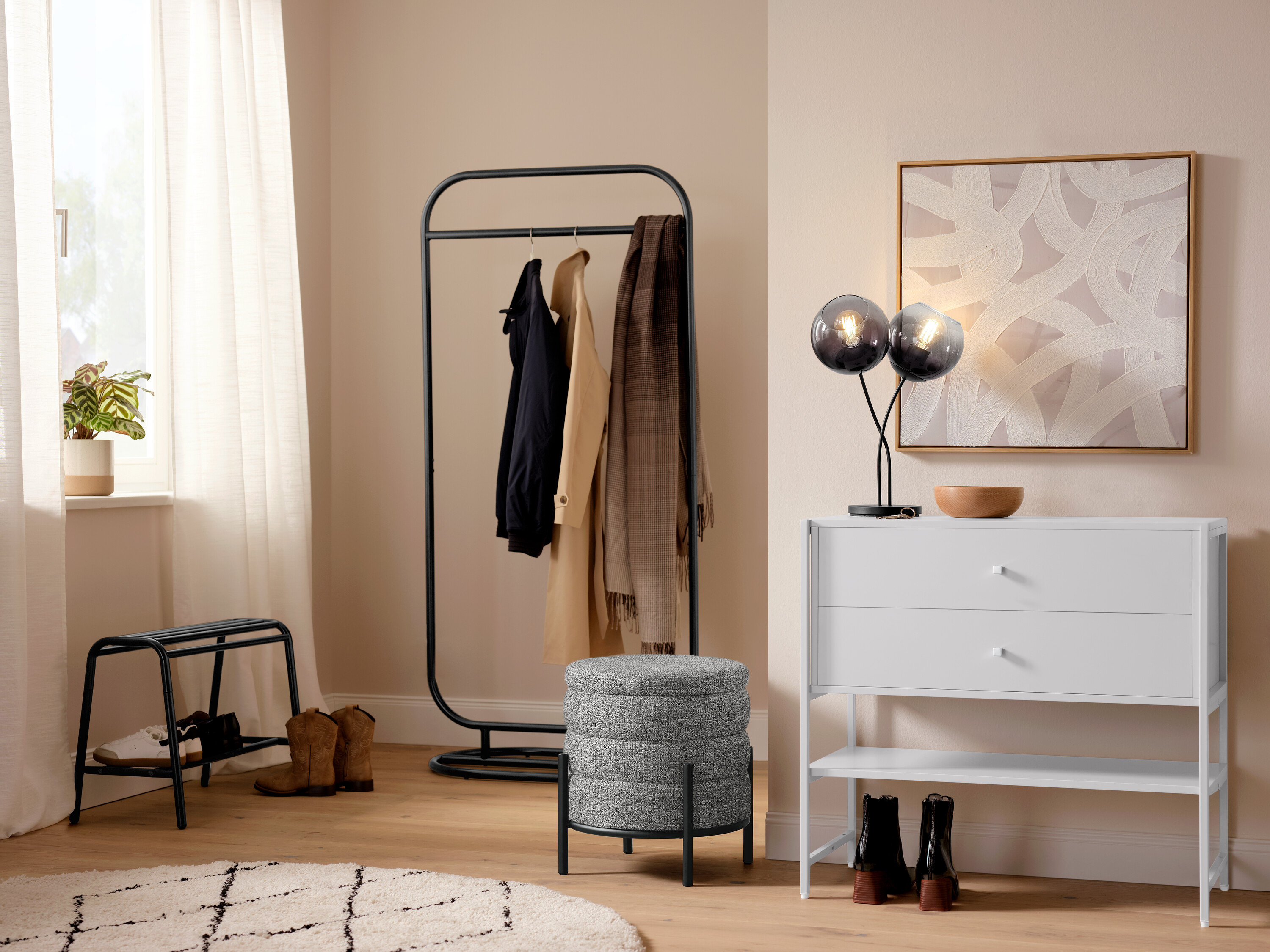 Predsieň so stolovou lampou s tienidlami zo zadymeného skla a šatníkom.