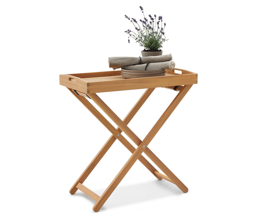 Drevený príručný stolík s podnosom, na ktorom sú taniere, uteráky a levanduľa.