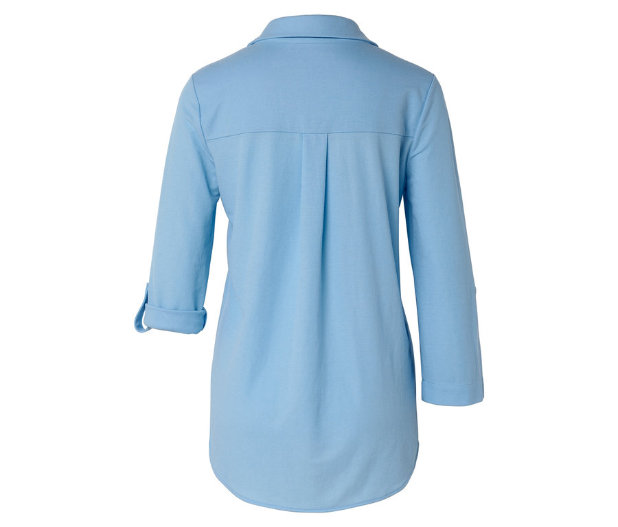 Pohľad zozadu na svetlomodrú košeľu s dlhými rukávmi.