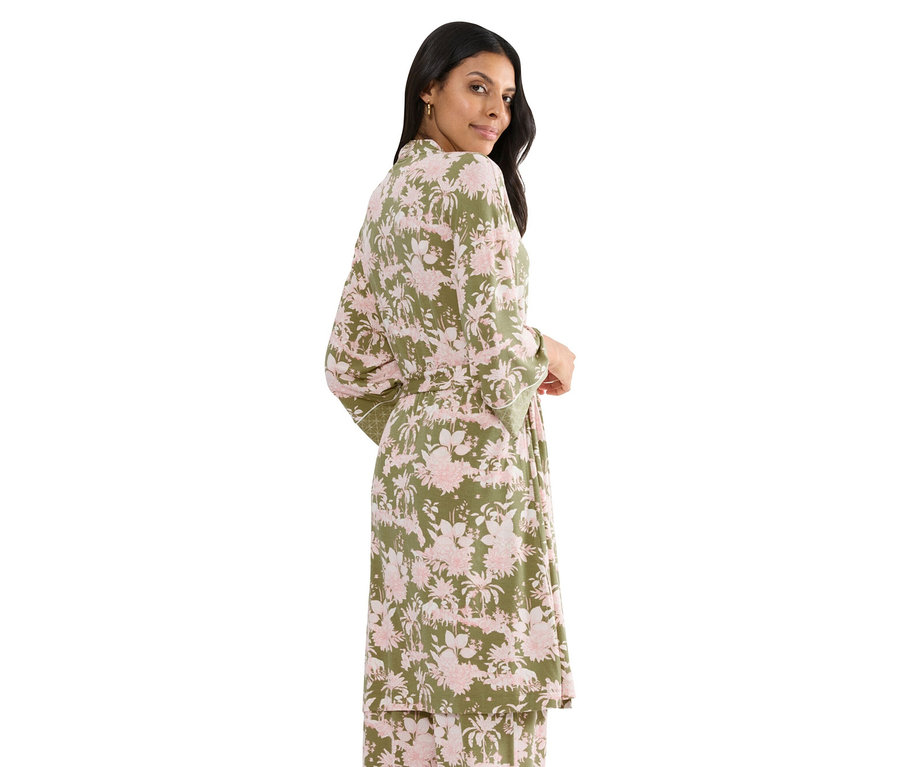 Žena má na sebe zelený župan s ružovým kvetinovým vzorom s opaskom.