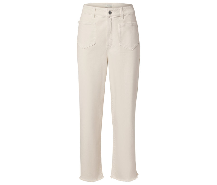 Béžové džínsy s rovnými nohavicami a strapcami na koncoch.