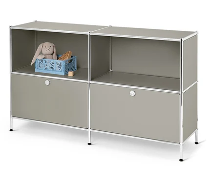 Sivý regál s boxom na hračky a plyšovou hračkou