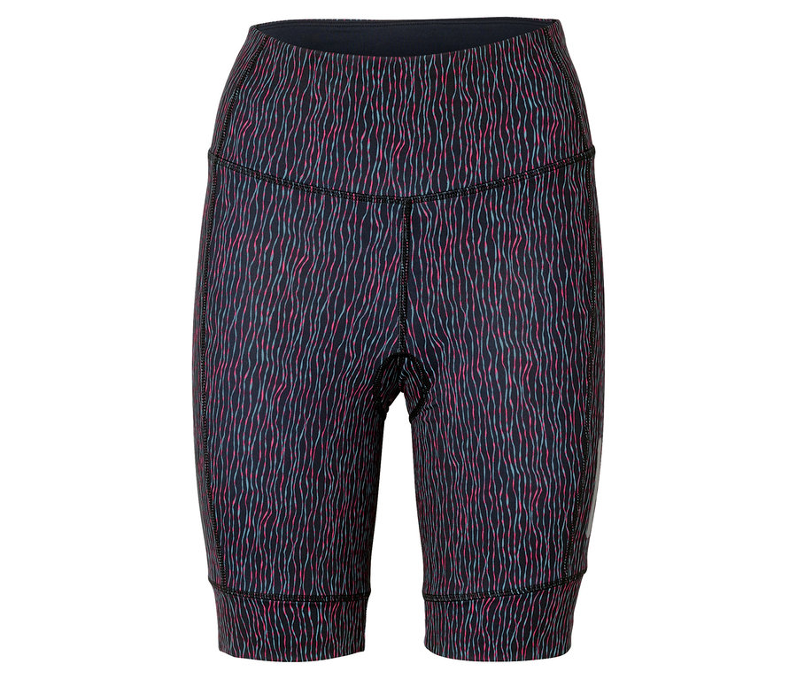 Detailný záber na vzorované legíny po kolená s tmavým pásom.