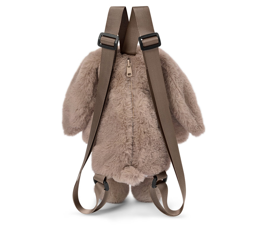 Detailný záber na hnedý, chlpatý batoh v tvare králika s popruhmi.