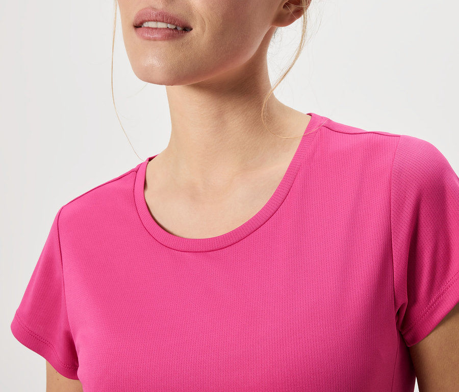 Detailný záber ženy v ružovom tričku.