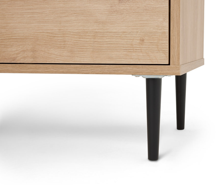 Detailný záber na svetlohnedý nočný stolík so zásuvkou a štyrmi čiernymi nohami.