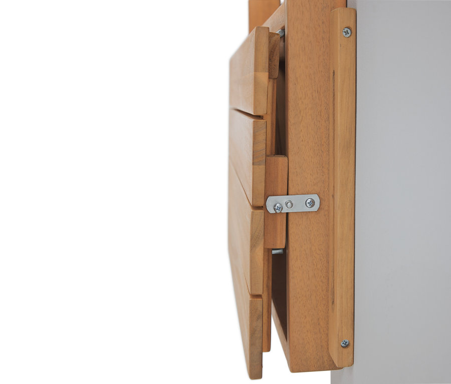 Drevený nástenný držiak pripevnený k bielej stene.