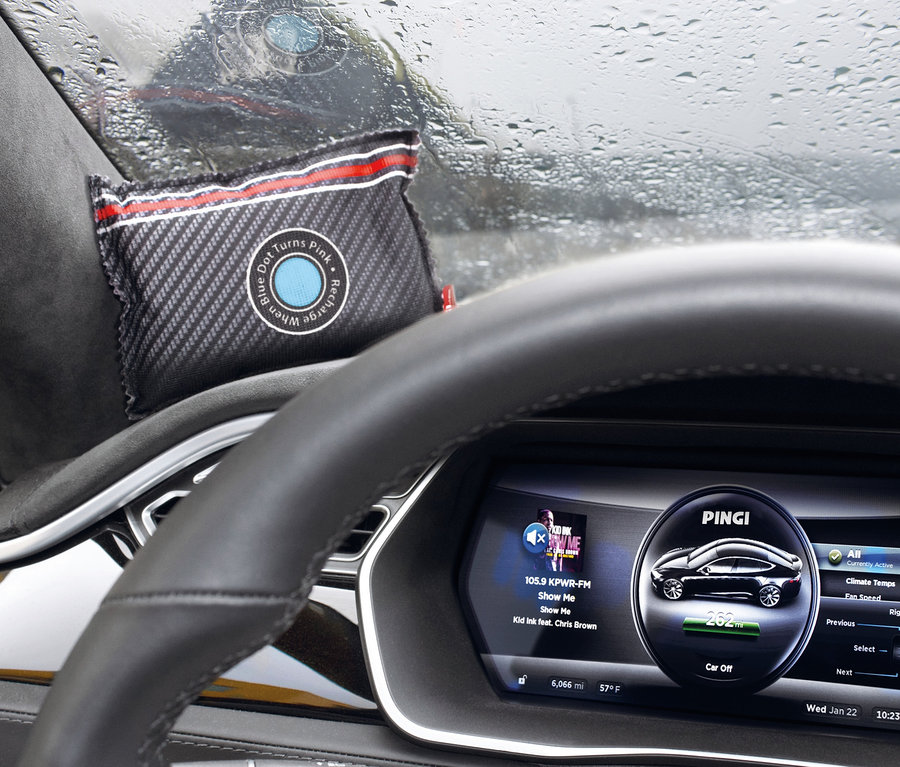 V aute leží na palubnej doske odvlhčovací vankúšik do auta Pingi.