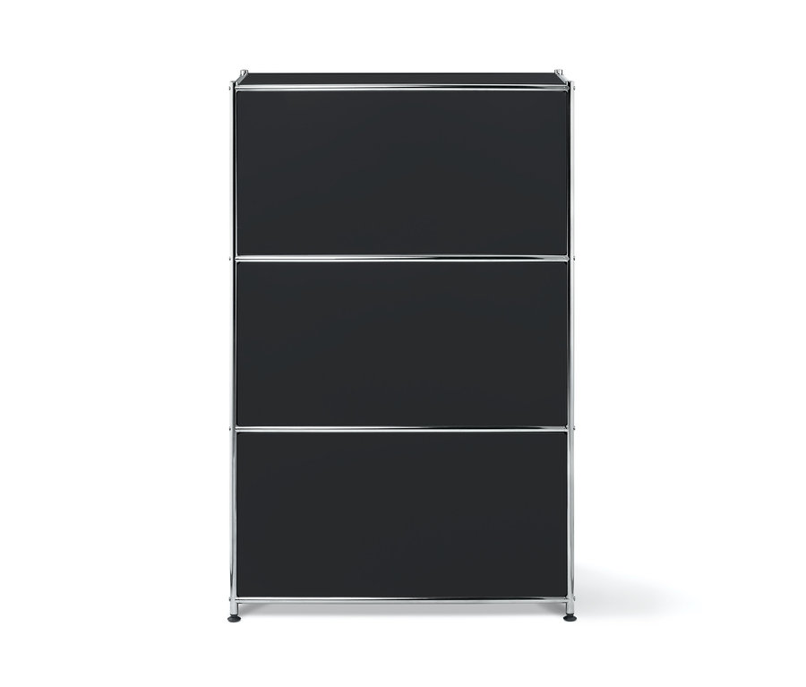 Čierny kovový regál s dvomi výklopnými priehradkami.