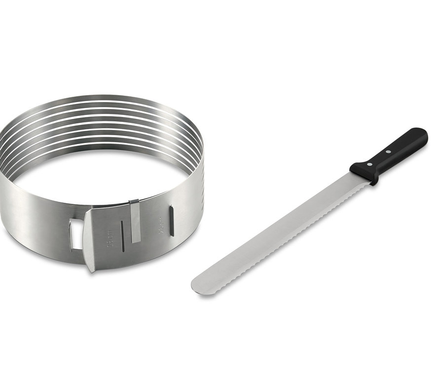 Pomôcka na krájanie tortových korpusov a cukrársky nôž na glazúru ležia vedľa seba.