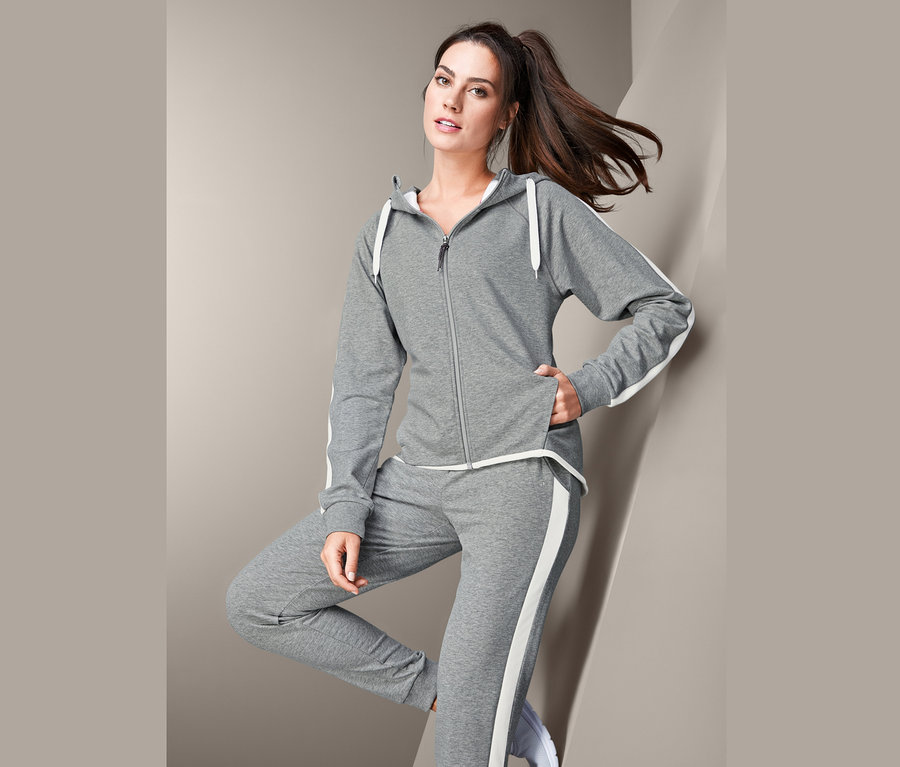 Žena má na sebe sivú mikinu.