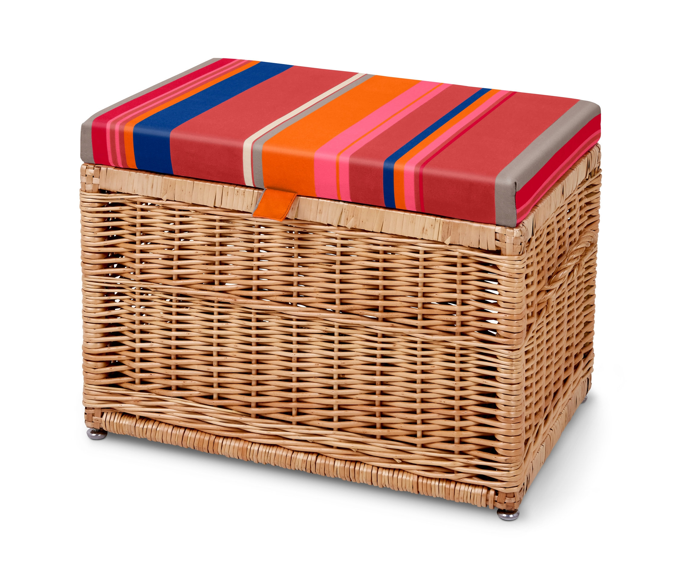Prútená truhlica na sedenie s farebným čalúnením.