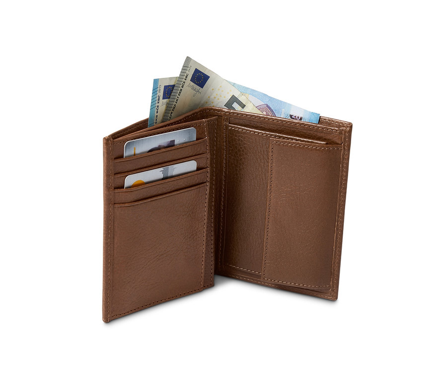 Otvorená kožená peňaženka s bankovkami a kartami.