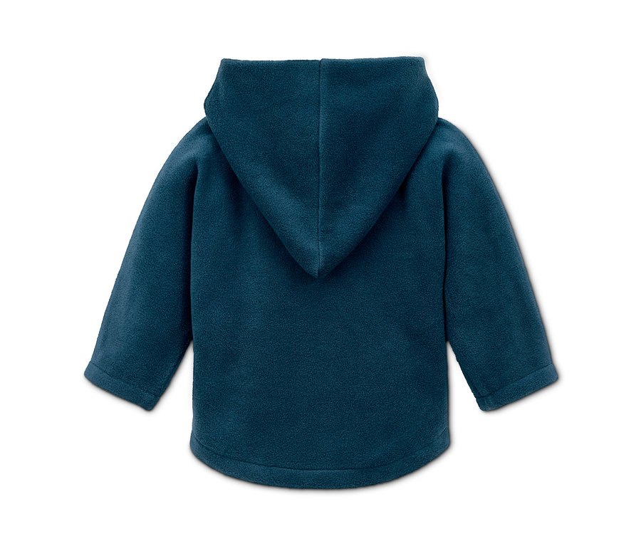 Pohľad zozadu na modrú flísovú bundu s kapucňou z recyklovaného materiálu.