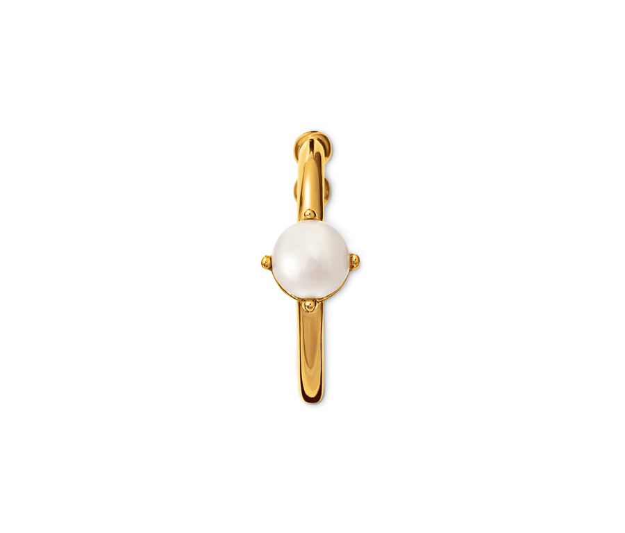 Detail zlatej náušnice Ear cuff so sladkovodnou perlou z chovu na bielom pozadí.